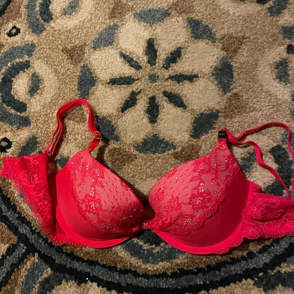 Womens new with tags 32C Victoria secret bra